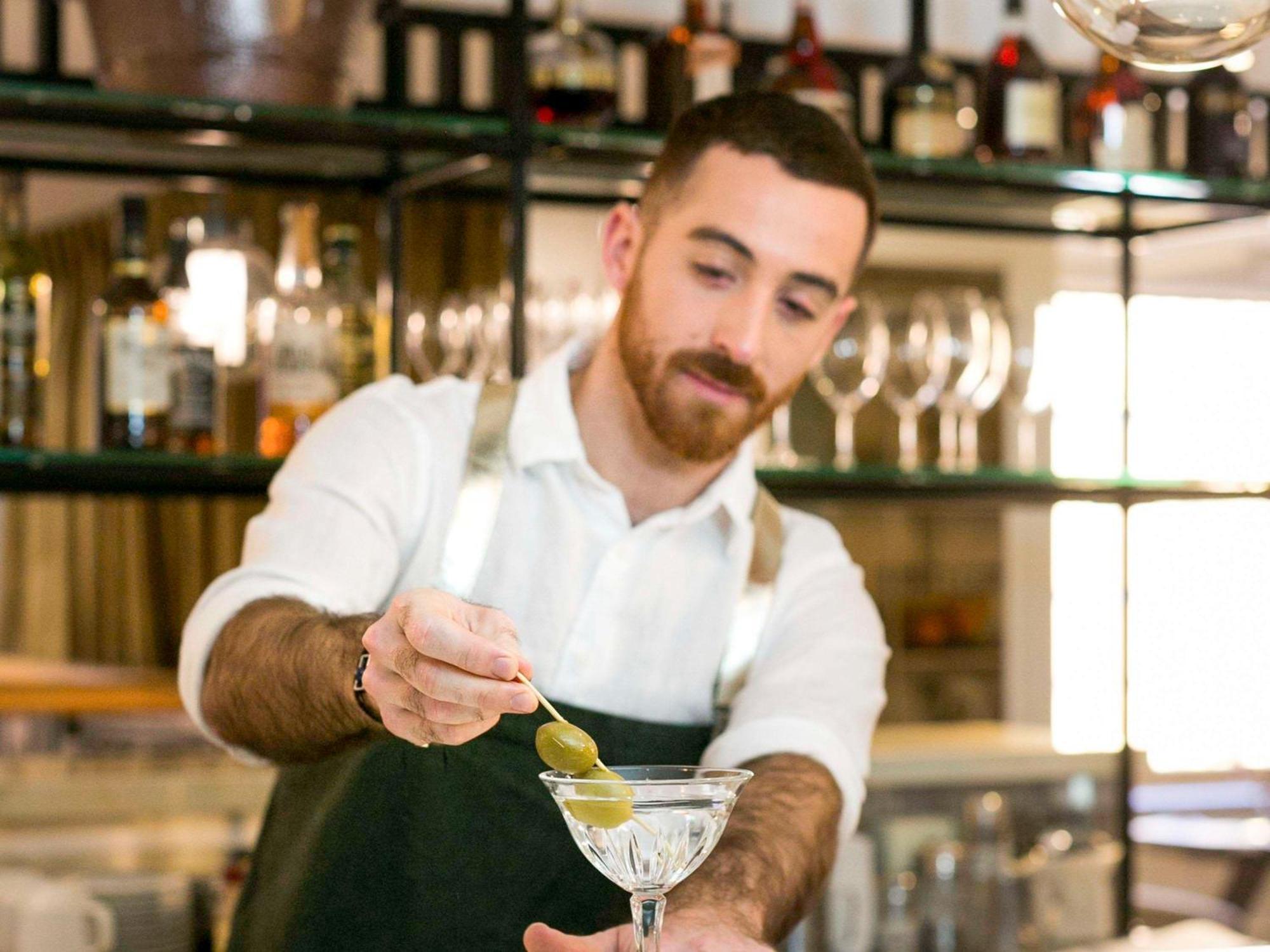 The Sebel Quay West Suites Sydney Esterno foto A bartender at work