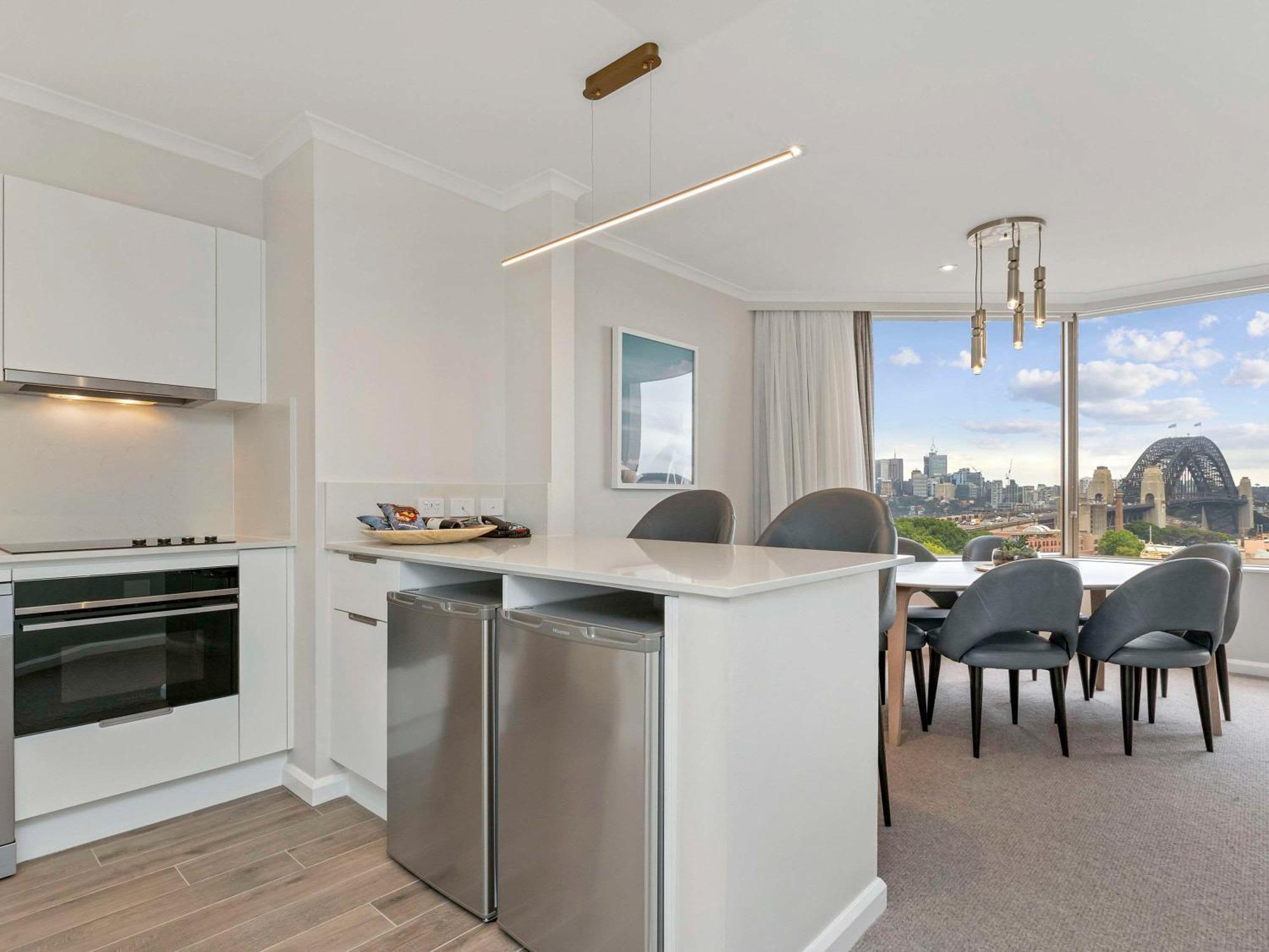 The Sebel Quay West Suites Sydney Esterno foto A kitchen in a typical apartment