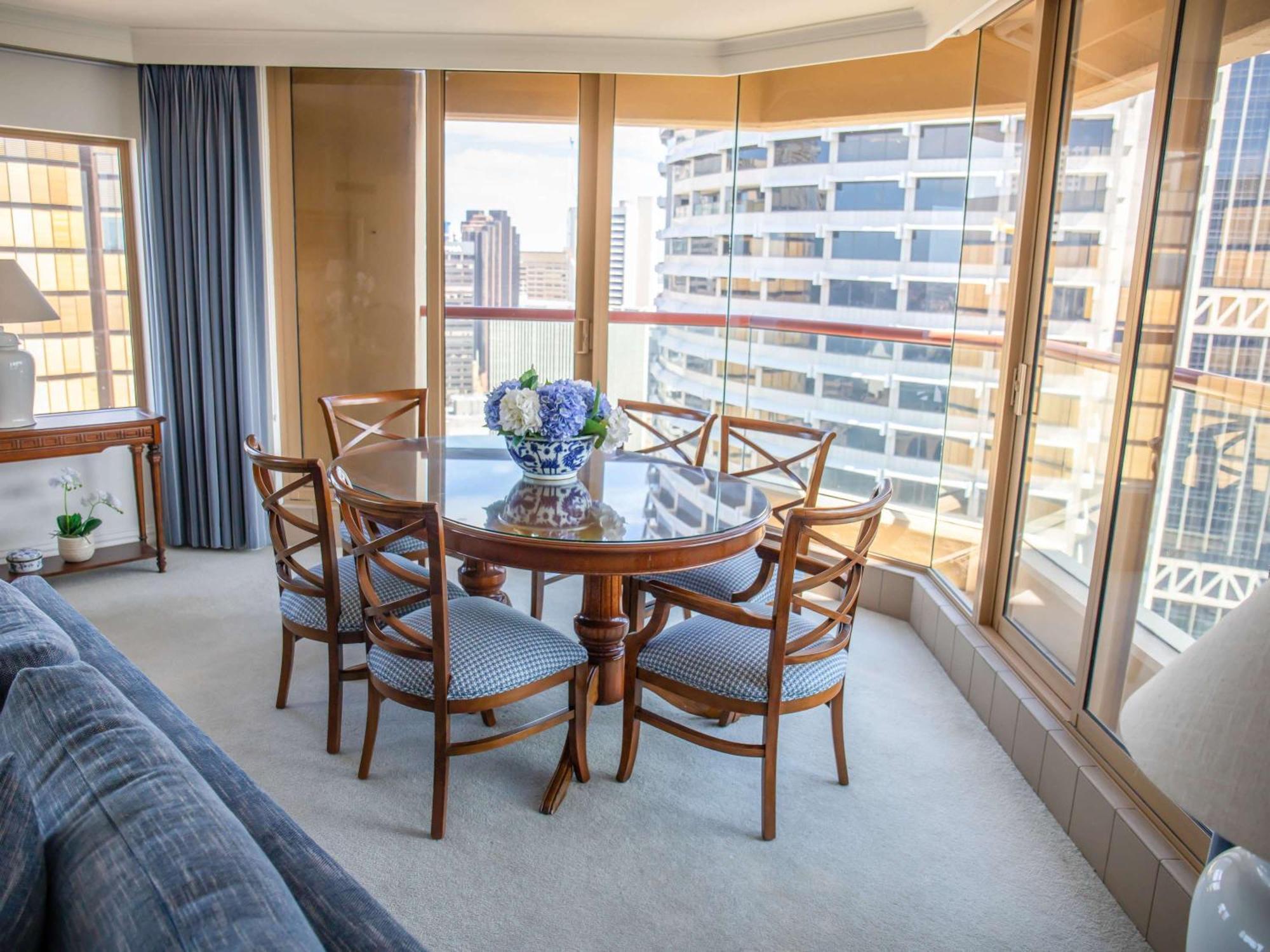 The Sebel Quay West Suites Sydney Esterno foto A typical dining room